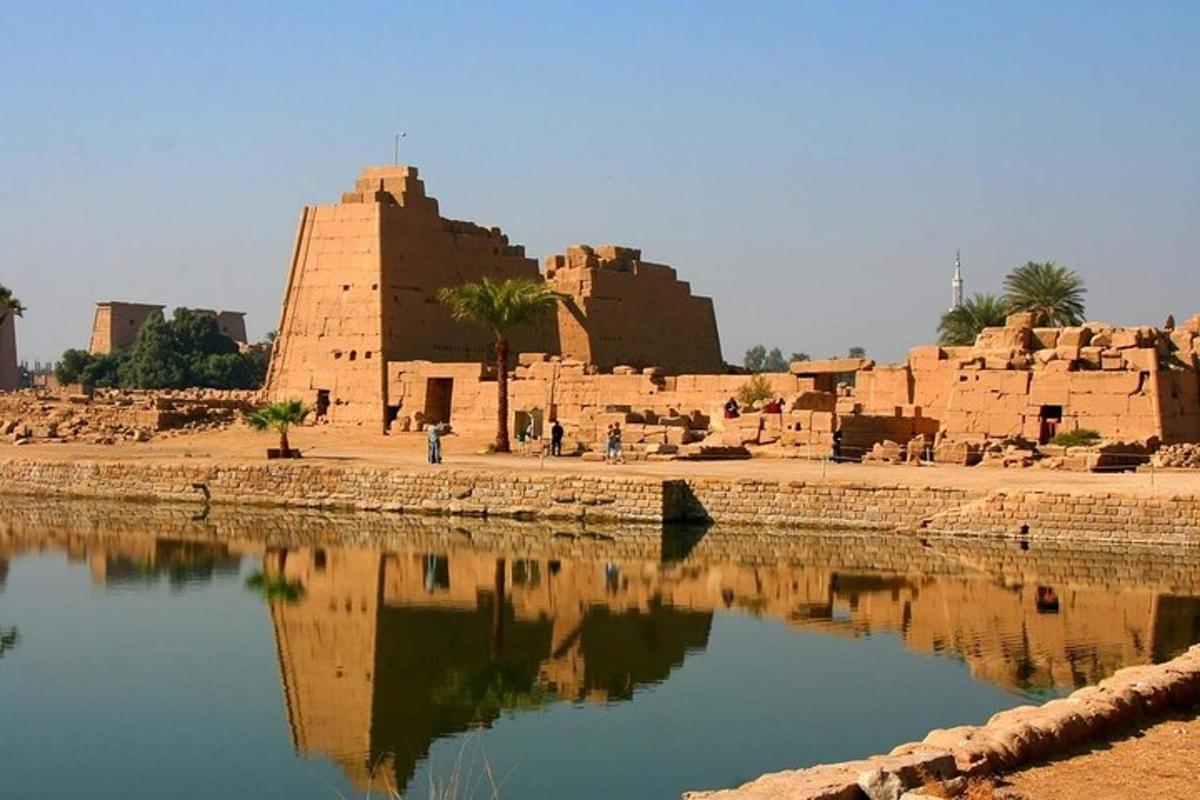 una vista di un edificio con uno specchio d'acqua