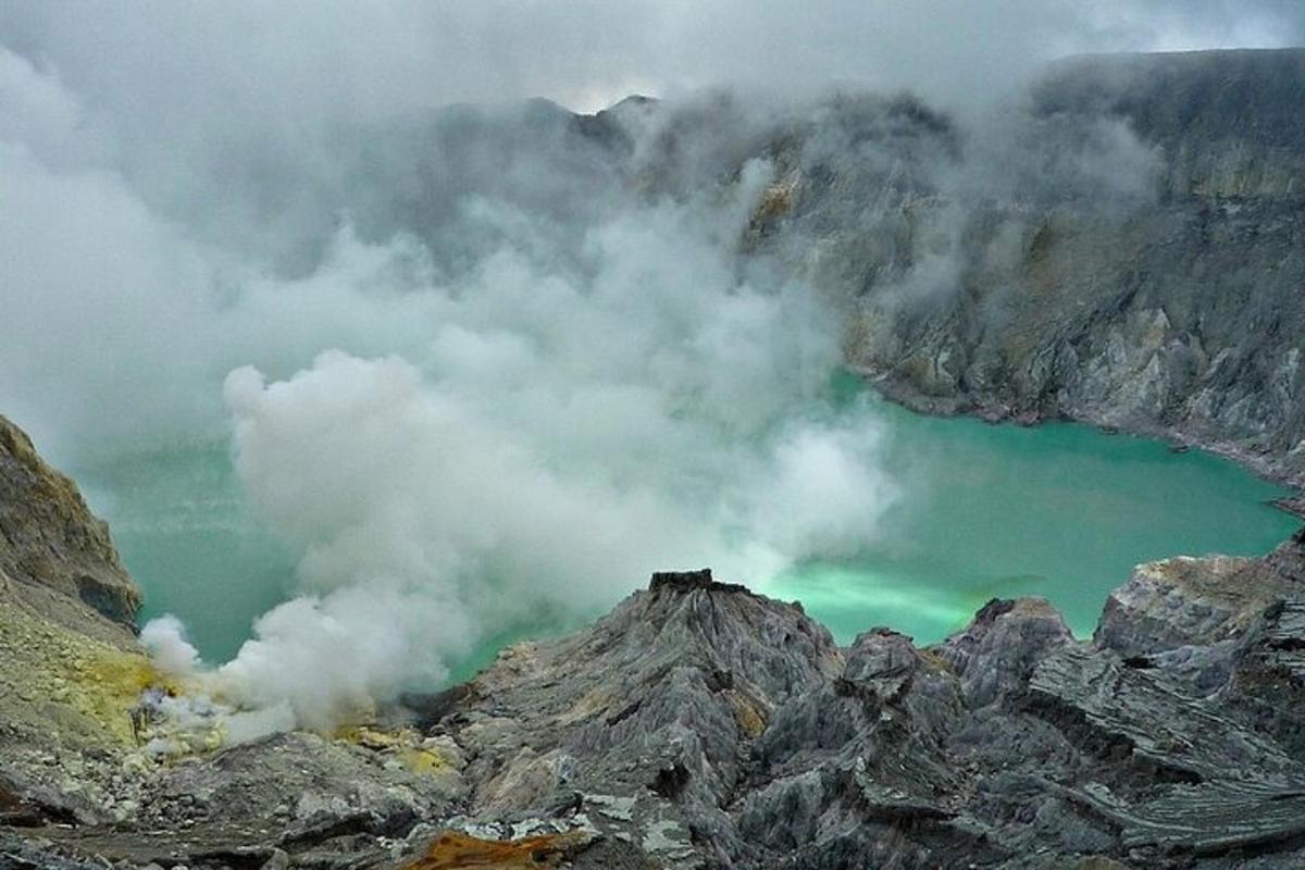 sebuah gunung dengan danau hijau di tengahnya