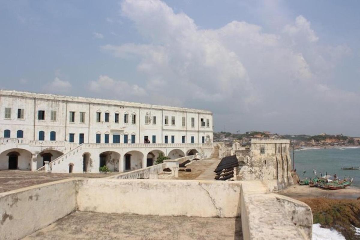 ένα μεγάλο λευκό κτίριο δίπλα σε ένα υδάτινο σώμα