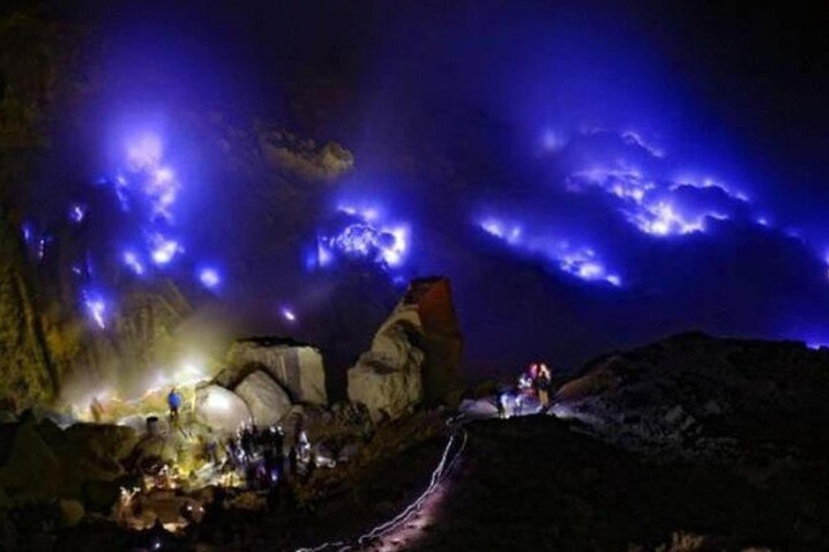 panggung dengan lampu di gunung pada malam hari