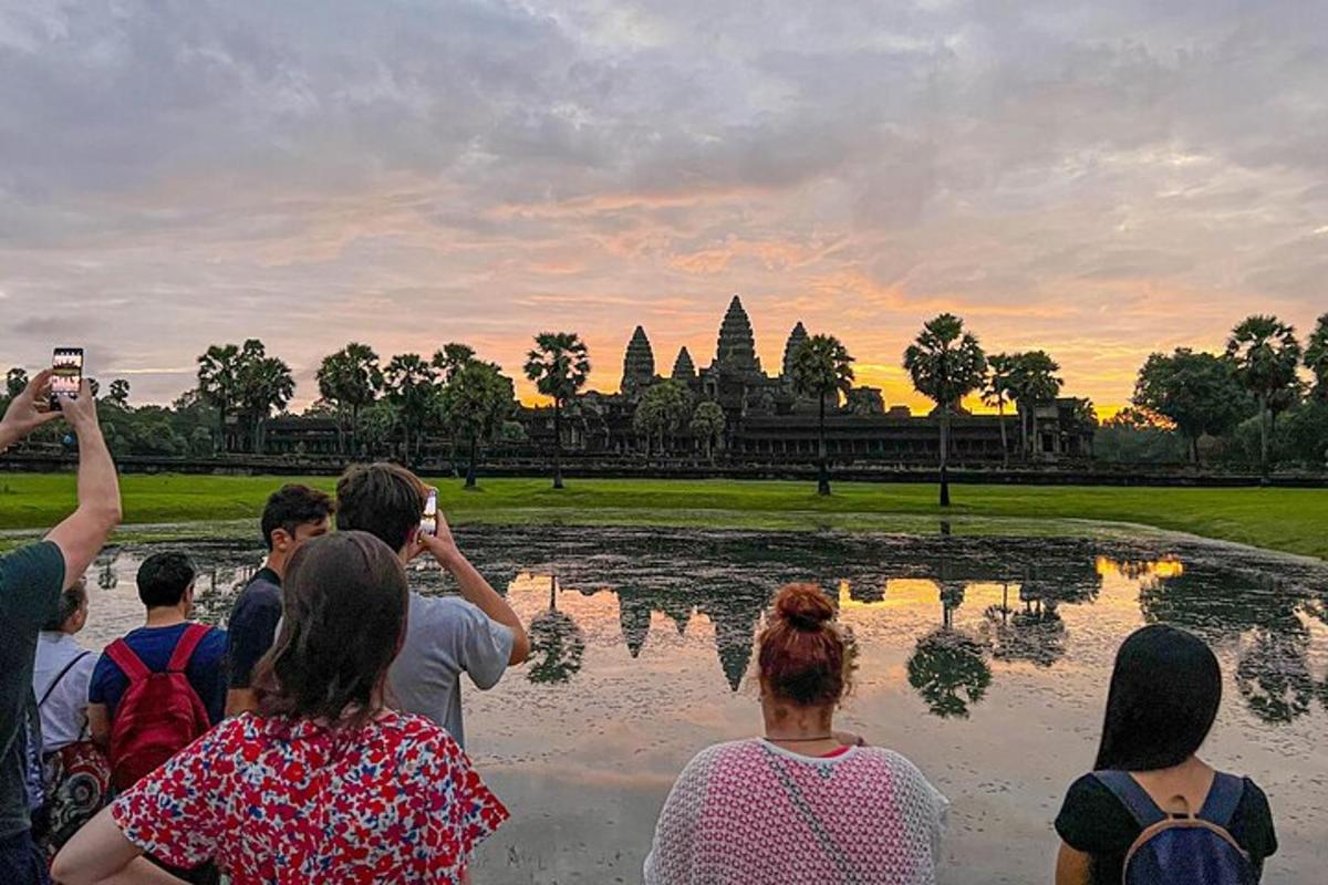 一群人在日落时分拍摄寺庙