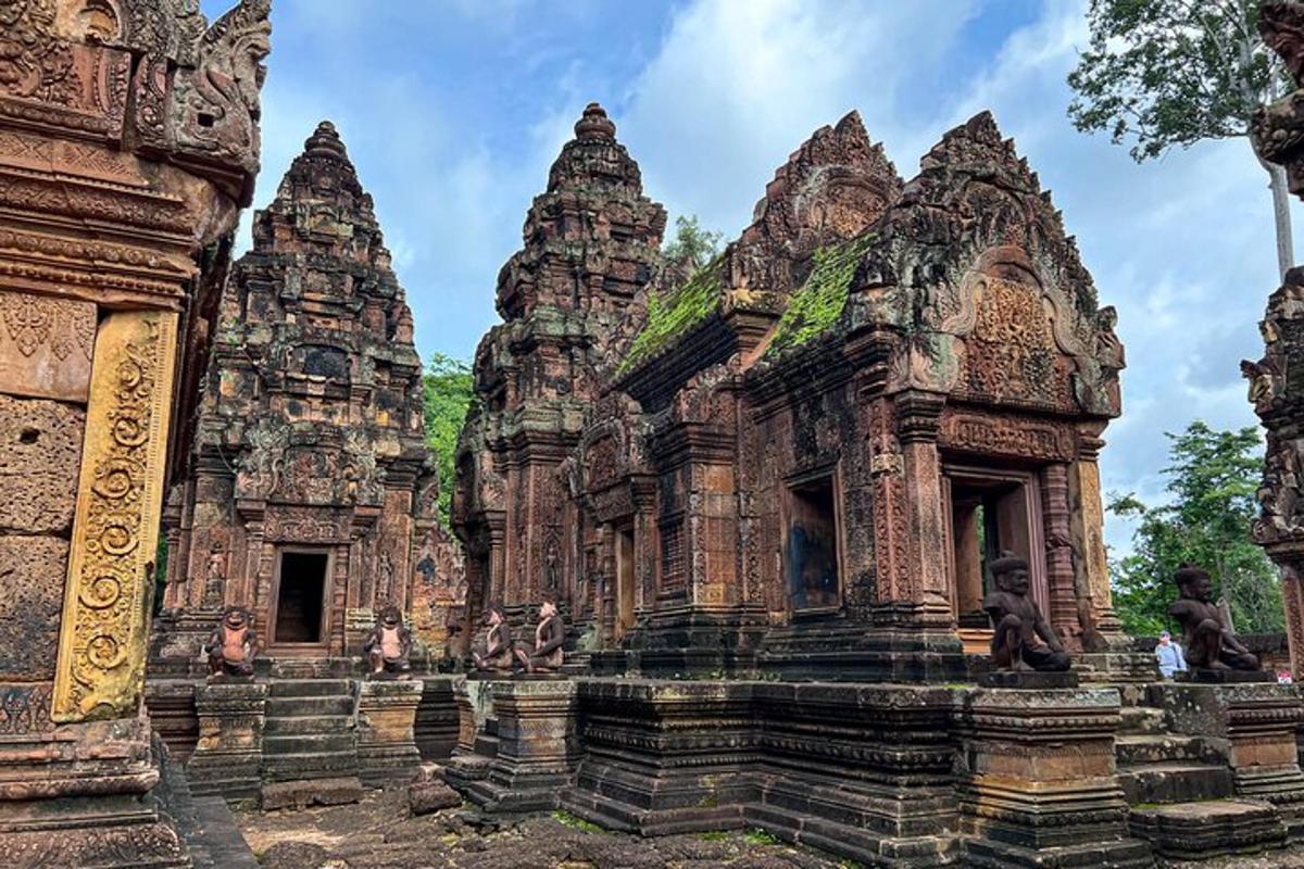 un grup de temples amb gent al davant