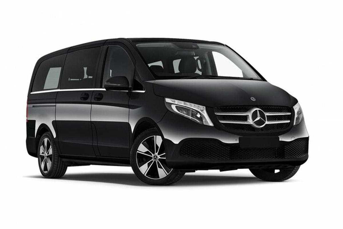 must ja hõbedane Mercedes-Benzi mahtuniversaal