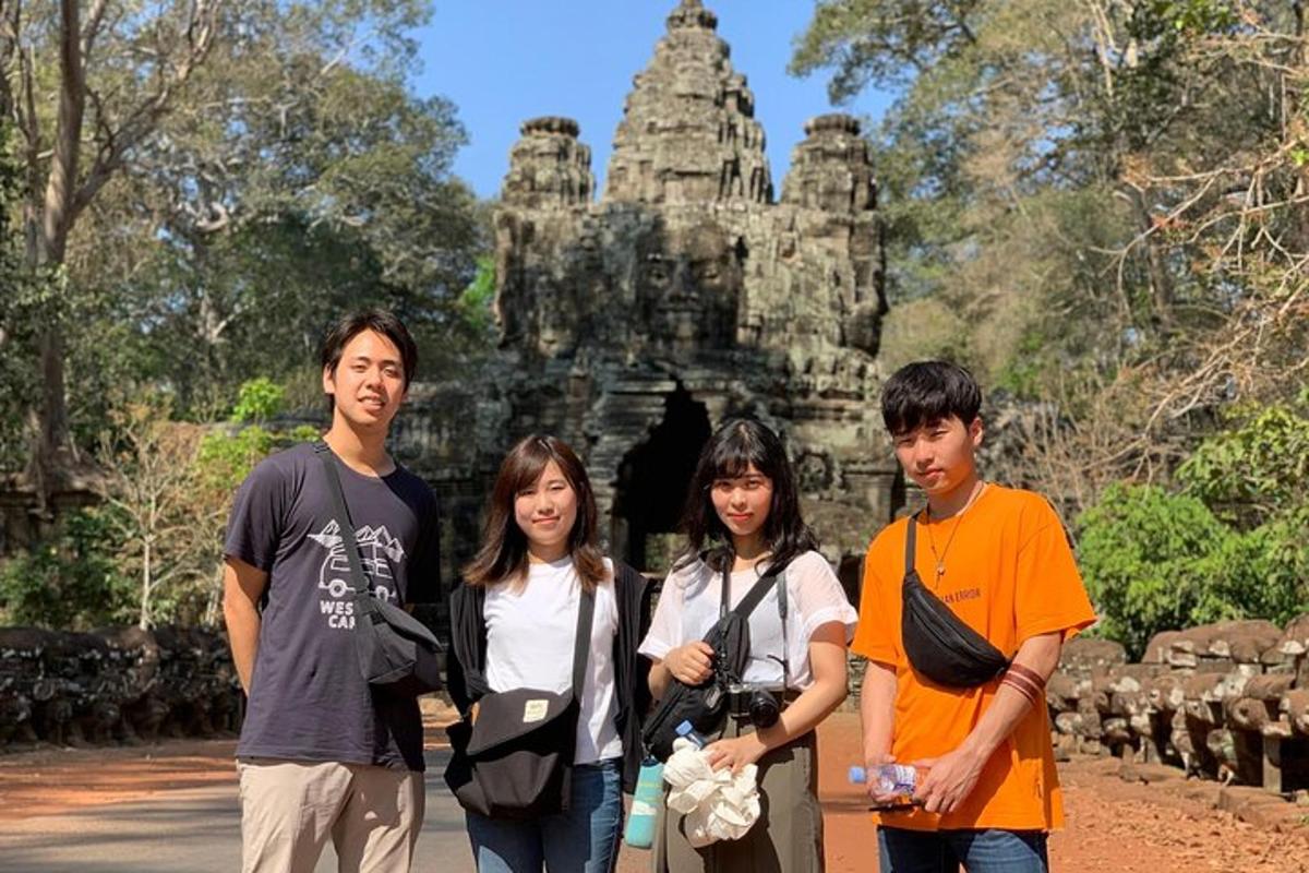 un grup de persones dempeus davant d'un temple