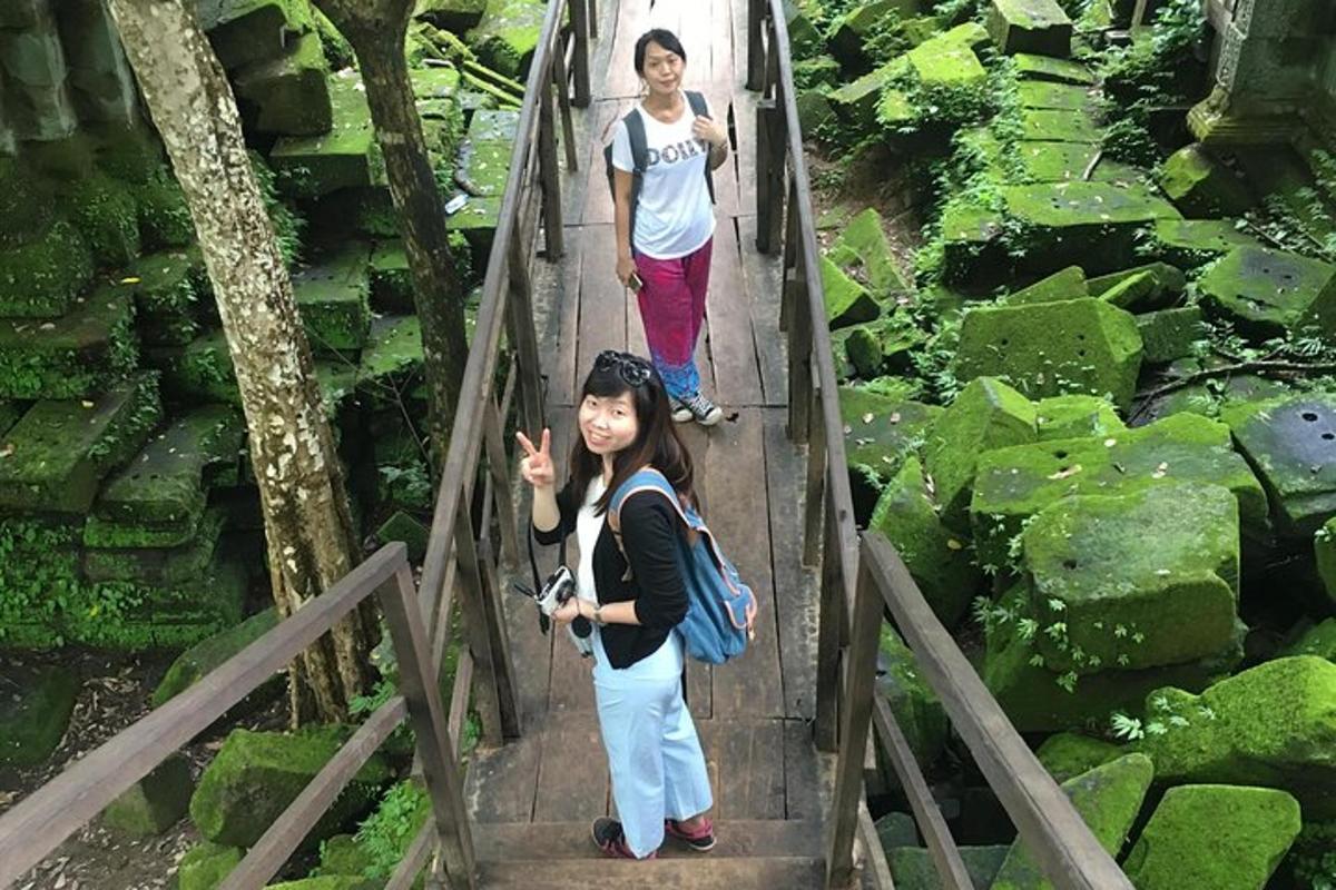 deux filles marchant sur un pont dans la forêt