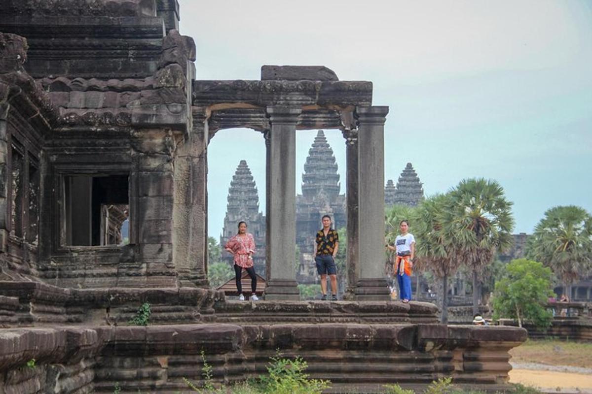 un groupe de personnes debout devant un temple