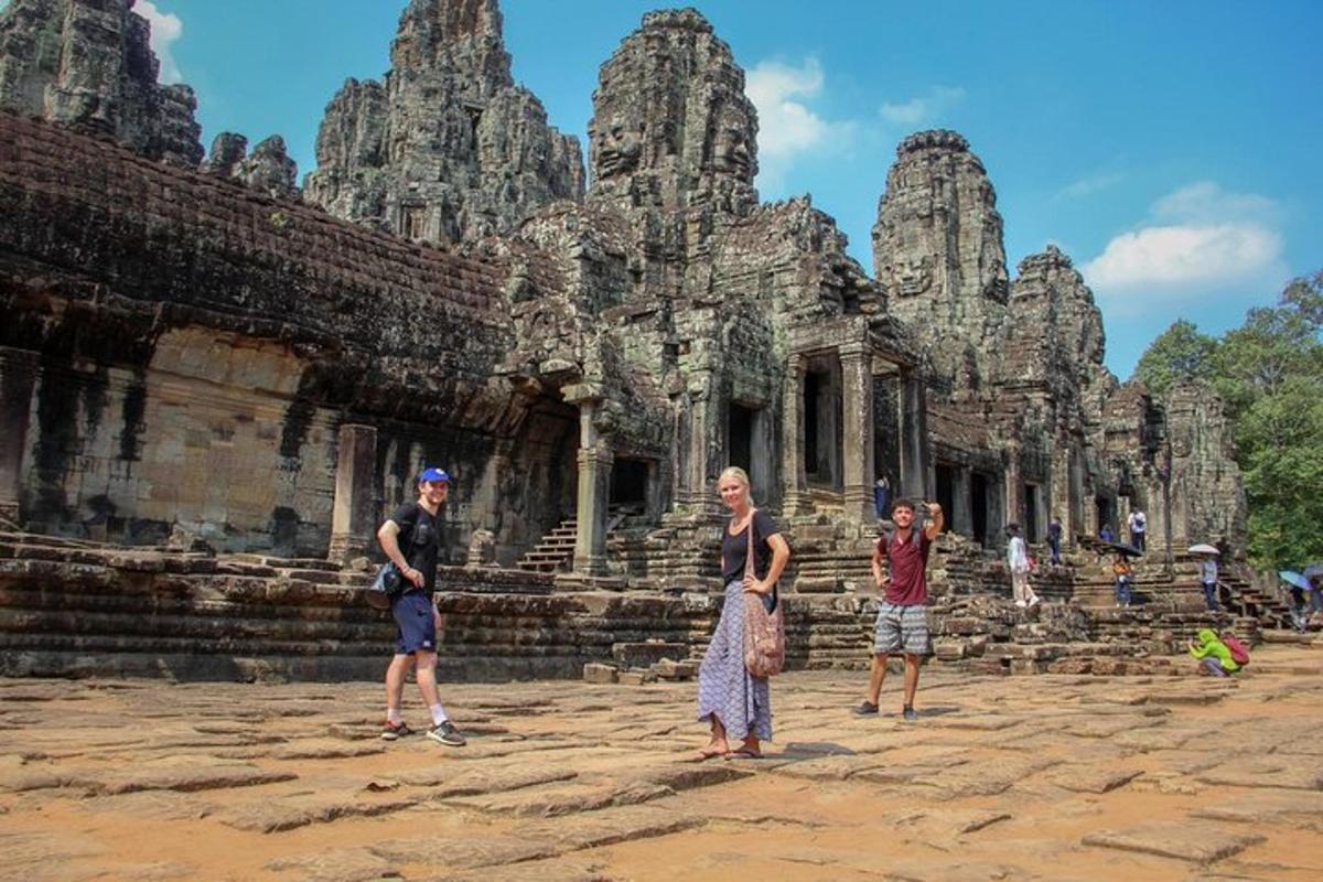 um grupo de pessoas em pé em frente a um templo