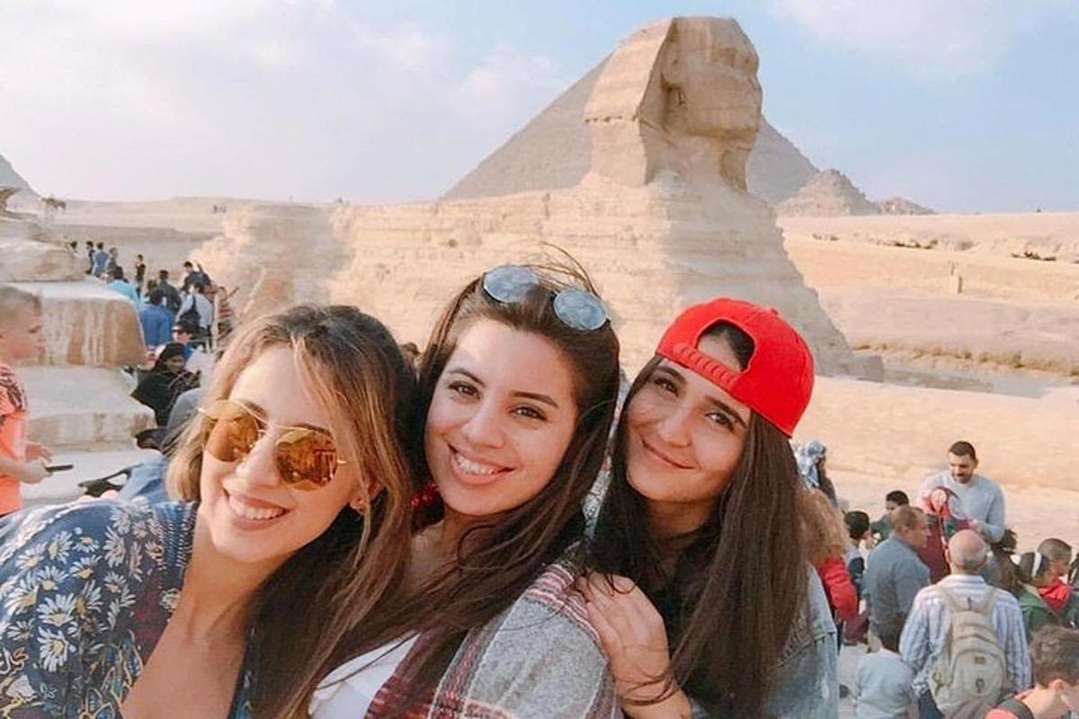 tiga gadis bergambar di hadapan piramid