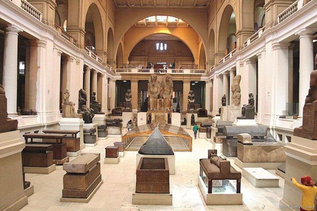 sebuah muzium besar dengan patung-patung dalam bangunan
