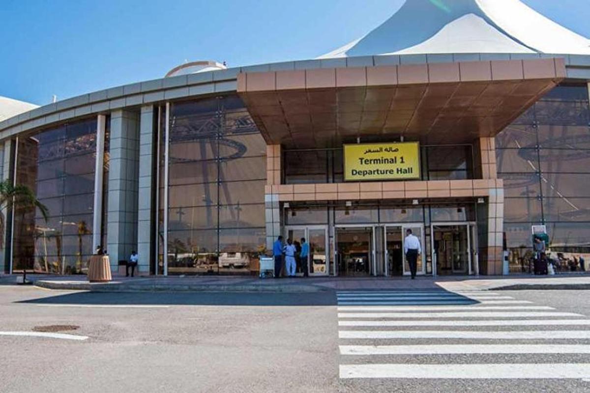 velká budova s lidmi stojícími před ní