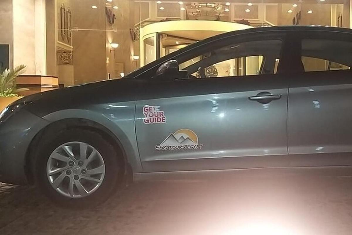 une voiture avec un autocollant de club de golf sur le côté
