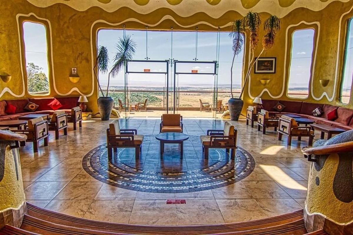 Una habitación con una mesa y sillas y una ventana grande.