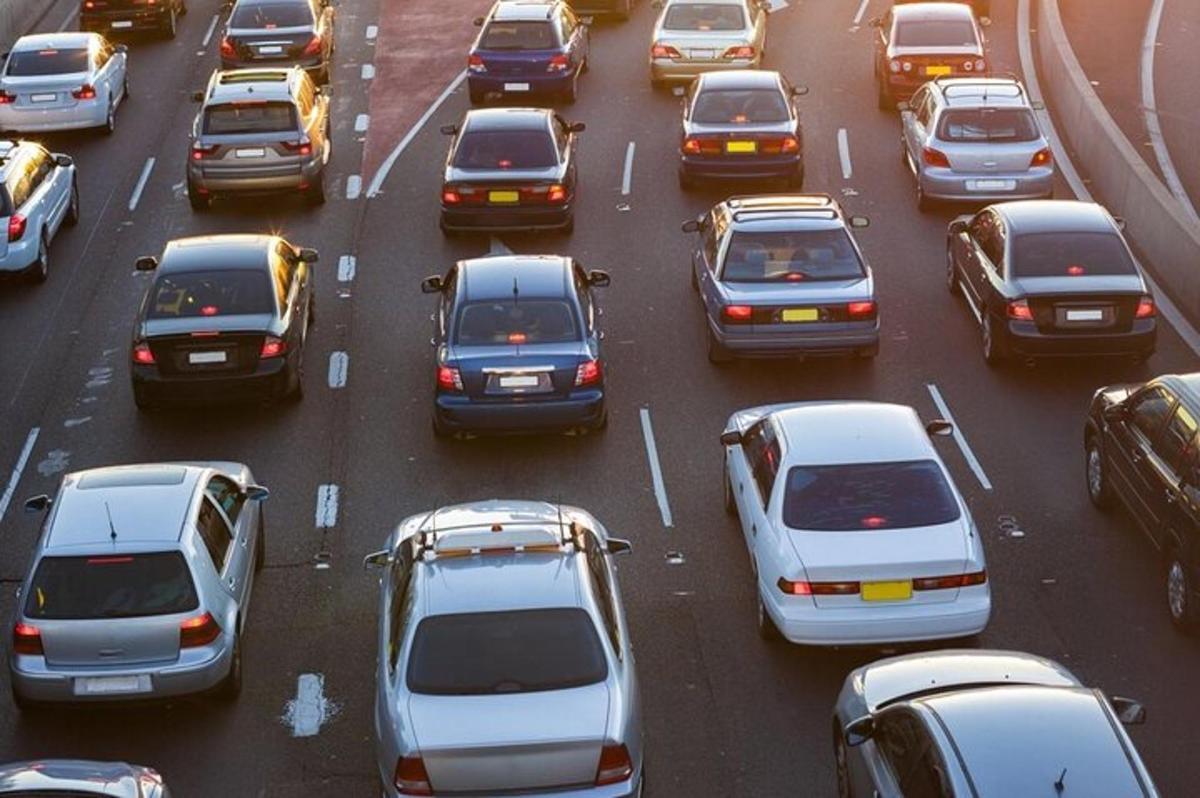 una carretera llena de muchos coches en el tráfico