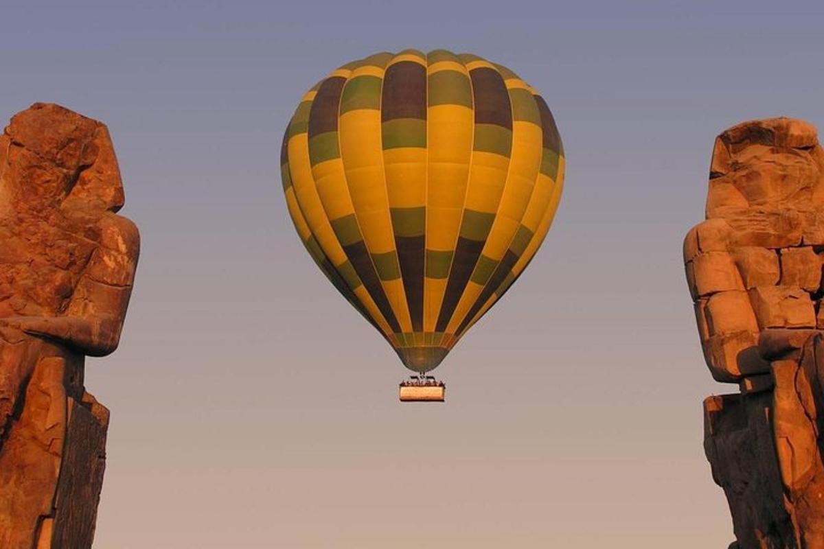 Žlutý a černý horkovzdušný balón na obloze