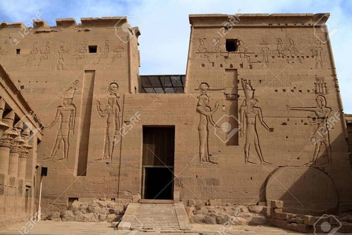budova s hieroglyfy na boku