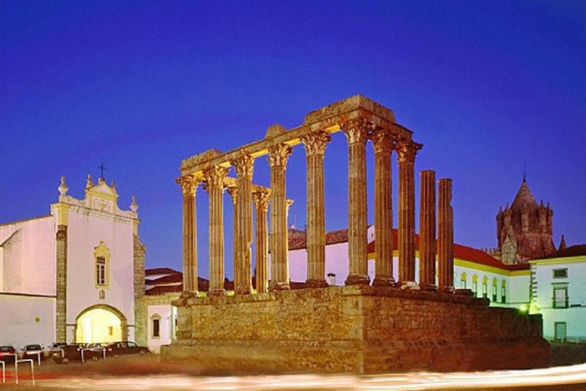 un edificio con colonne di fronte a un edificio