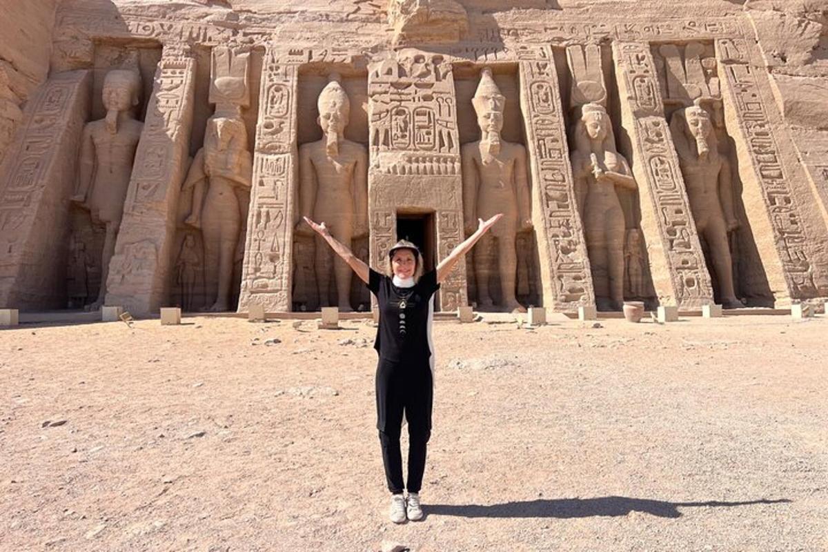 une femme se tient devant un bâtiment ancien
