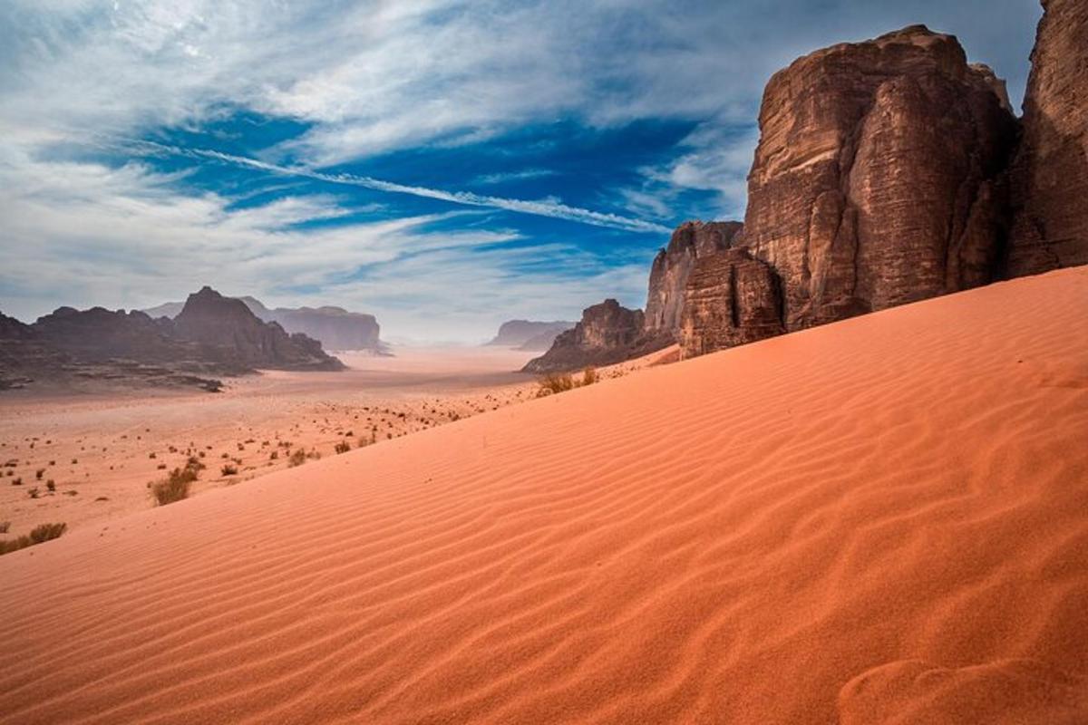 Un desierto con vista a un desierto con rocas.