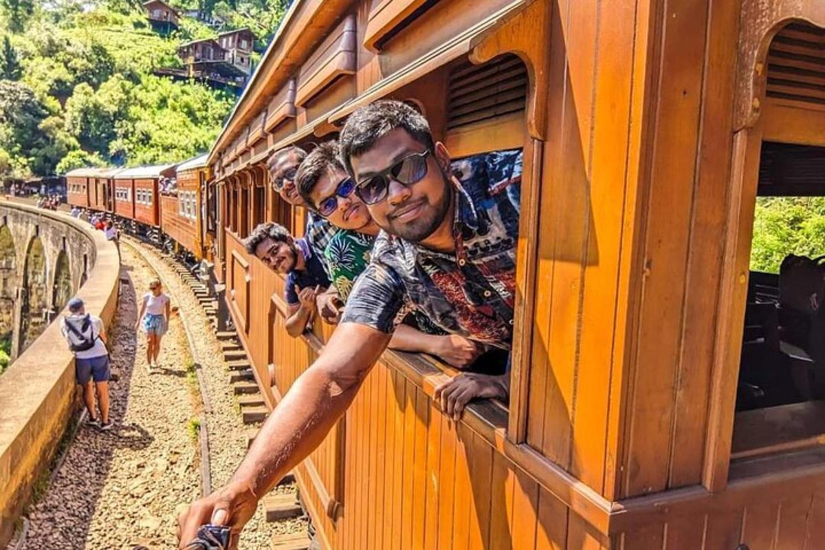 trei bărbați care se uită pe geamurile unui tren