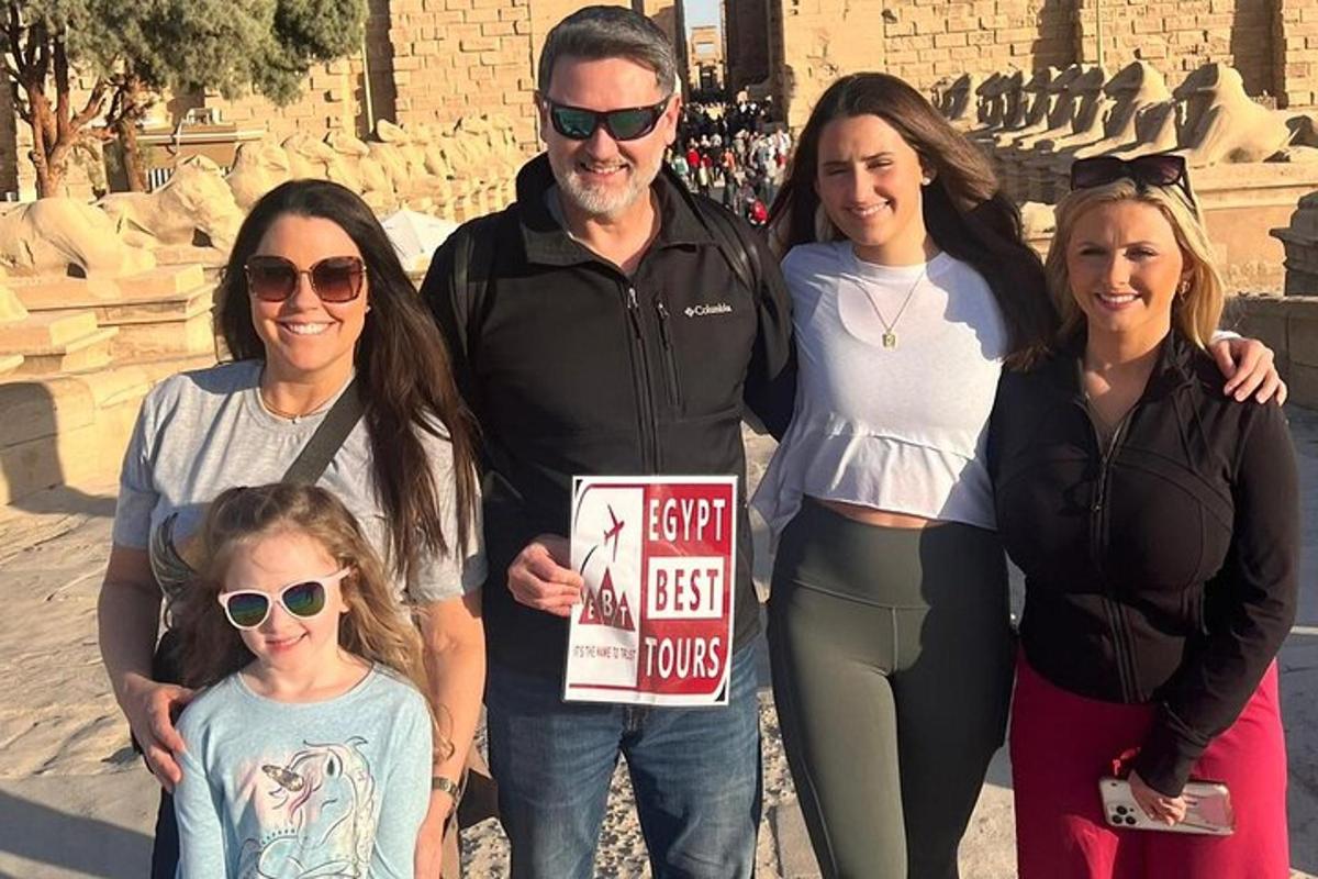 Μια οικογένεια ποζάρει για μια φωτογραφία μπροστά σε ένα μνημείο