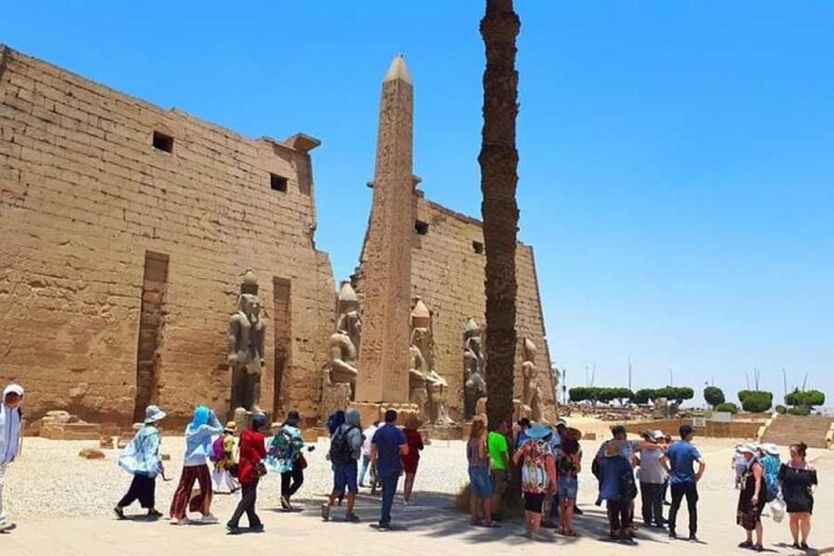 μια ομάδα ανθρώπων που στέκονται μπροστά σε ένα κτίριο