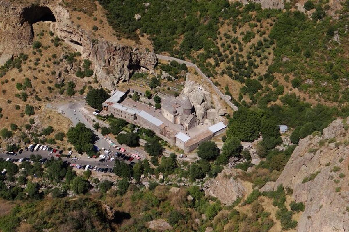 uma vista aérea de um edifício na encosta de uma montanha