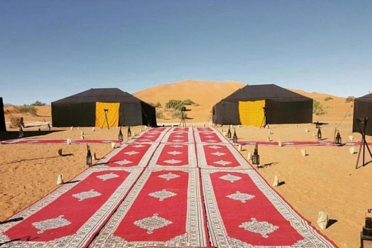 un lungo tappeto rosso in mezzo al deserto