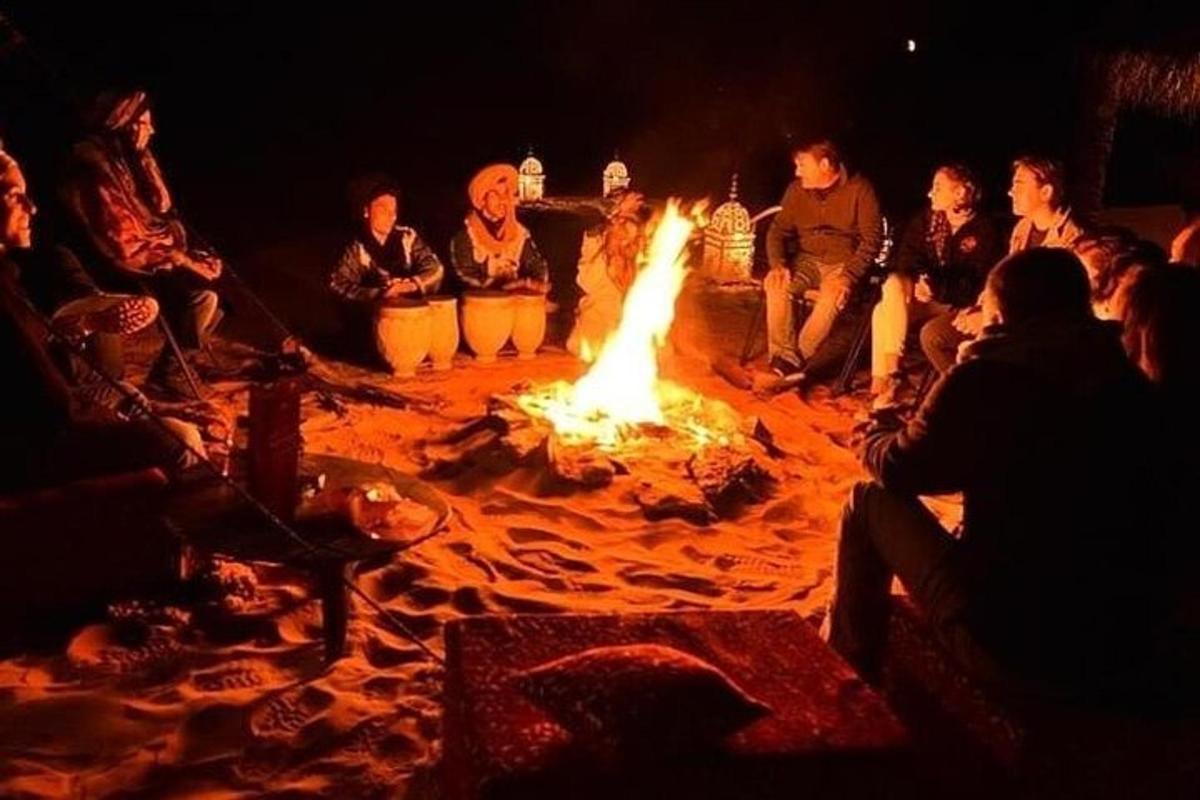 grupp inimesi istub suure lõkke ümber