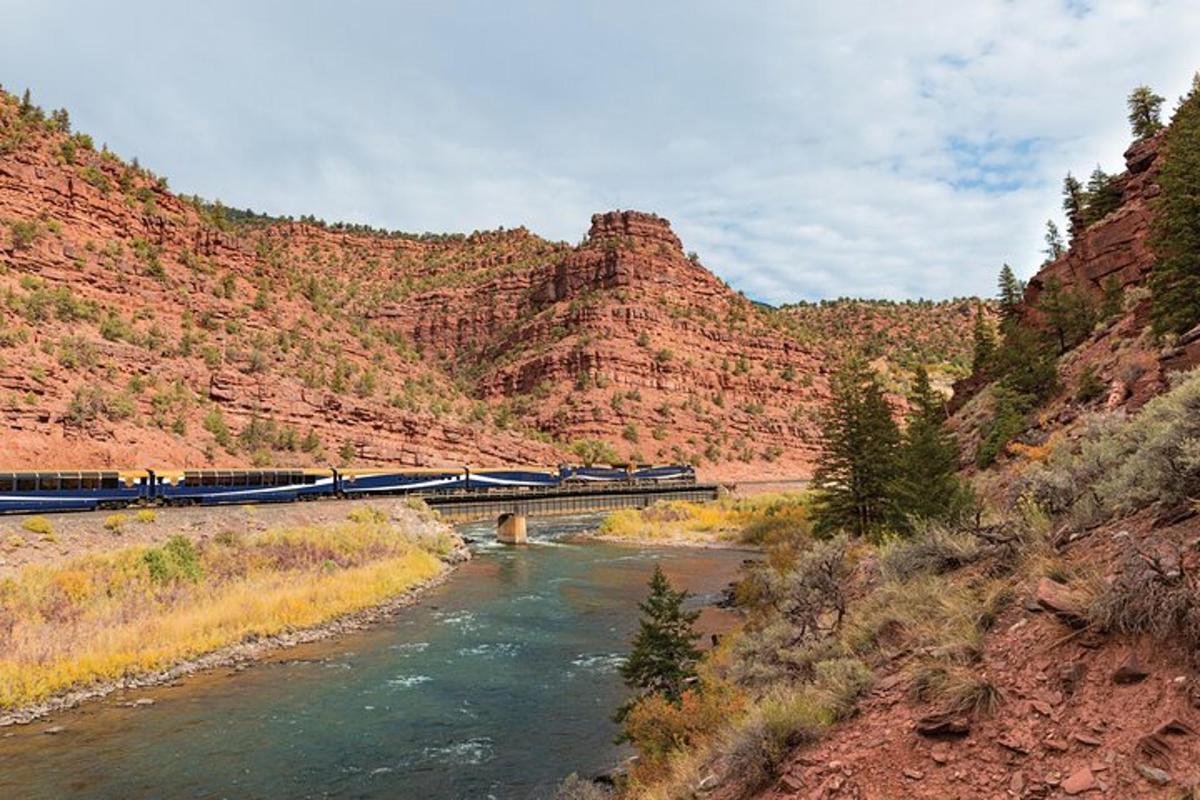 Un tren está cruzando un puente sobre un río.