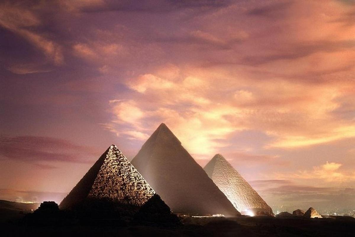 Pohled na pyramidy v Gíze pod zataženou oblohou