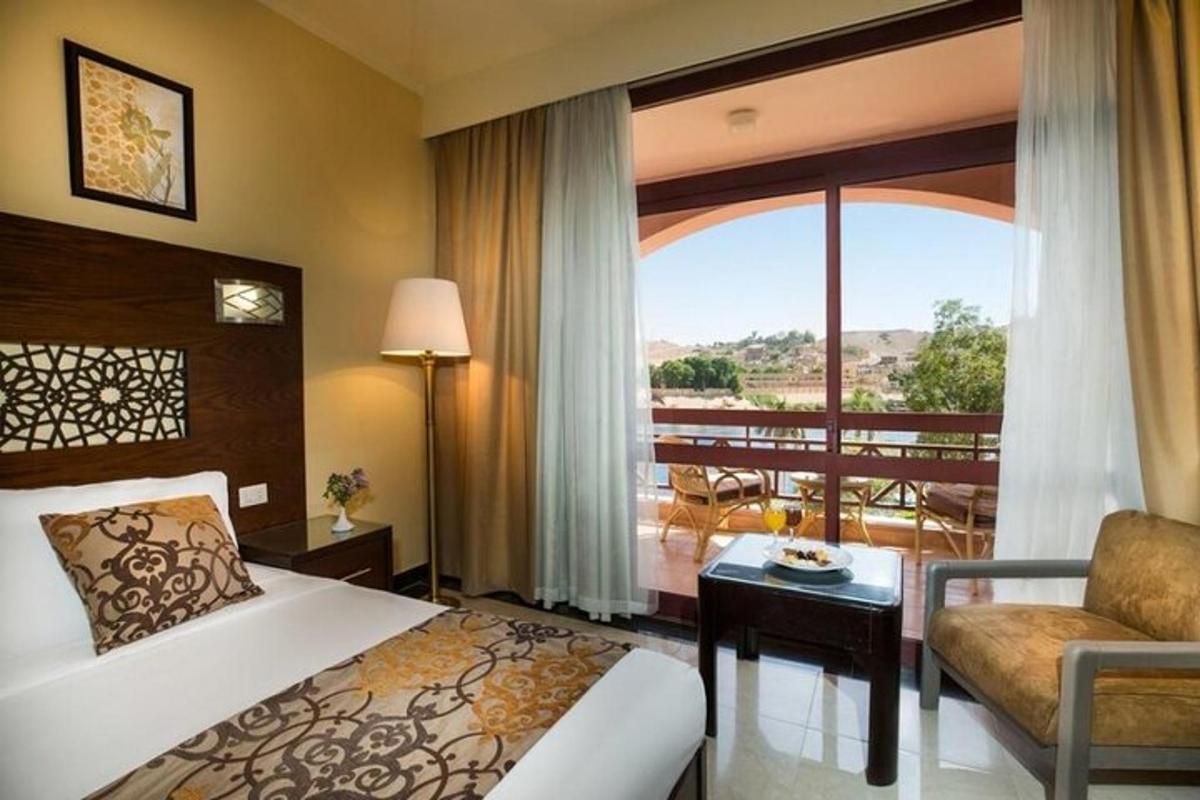 pokój hotelowy z łóżkiem i balkonem