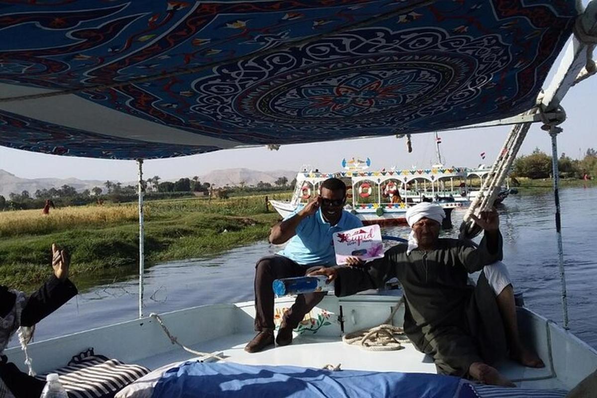 nehirde bir teknenin arkasında oturan iki adam