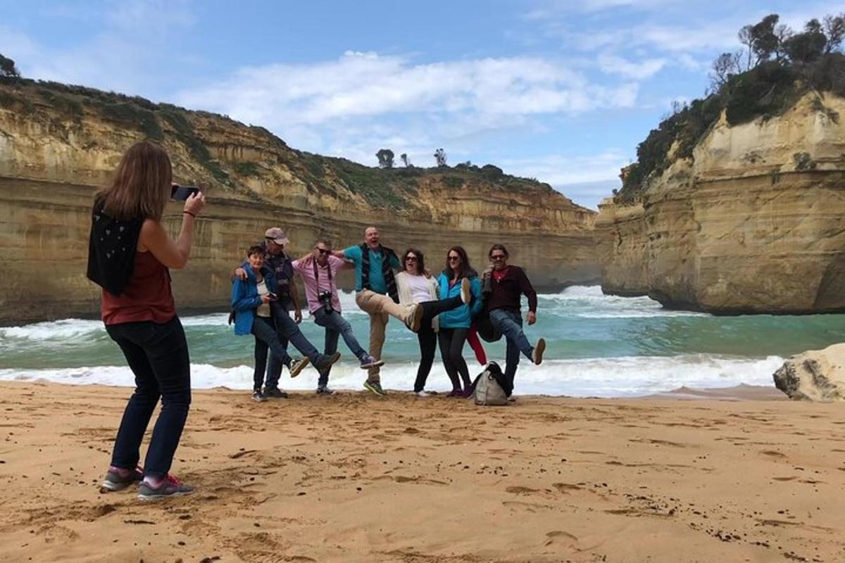 sekumpulan orang melompat di pantai