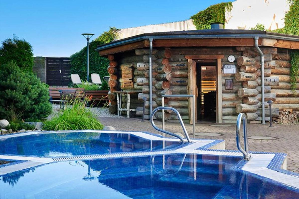 una piscina di fronte a una baita in legno