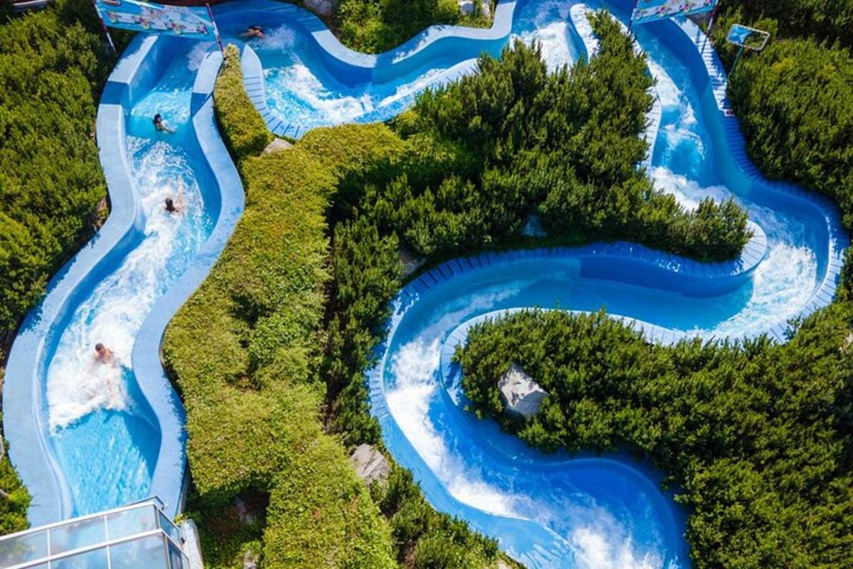 una vista aerea di un fiume in un parco acquatico