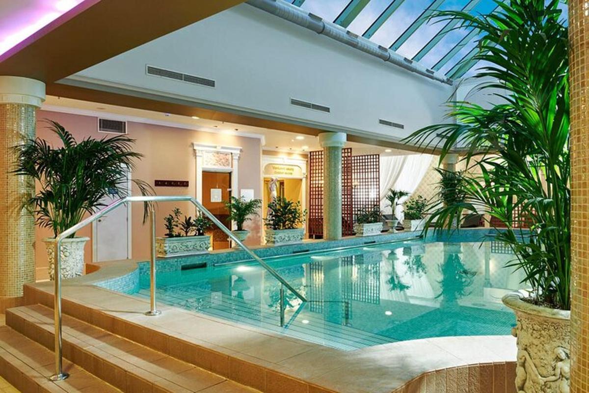 una grande piscina in una casa con alberi