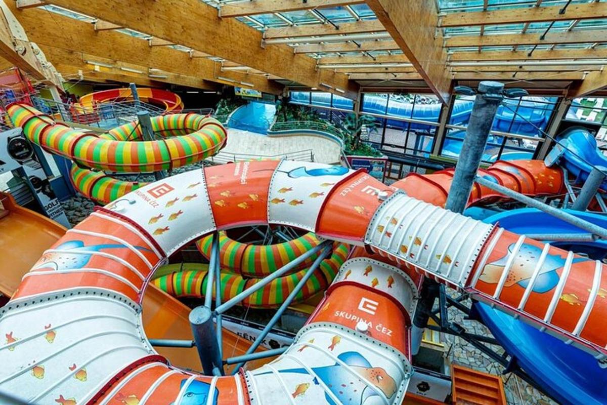 vožnja na igrišču s ponarejeno raketo