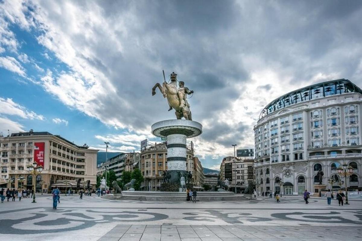 uma estátua no meio de uma cidade com prédios