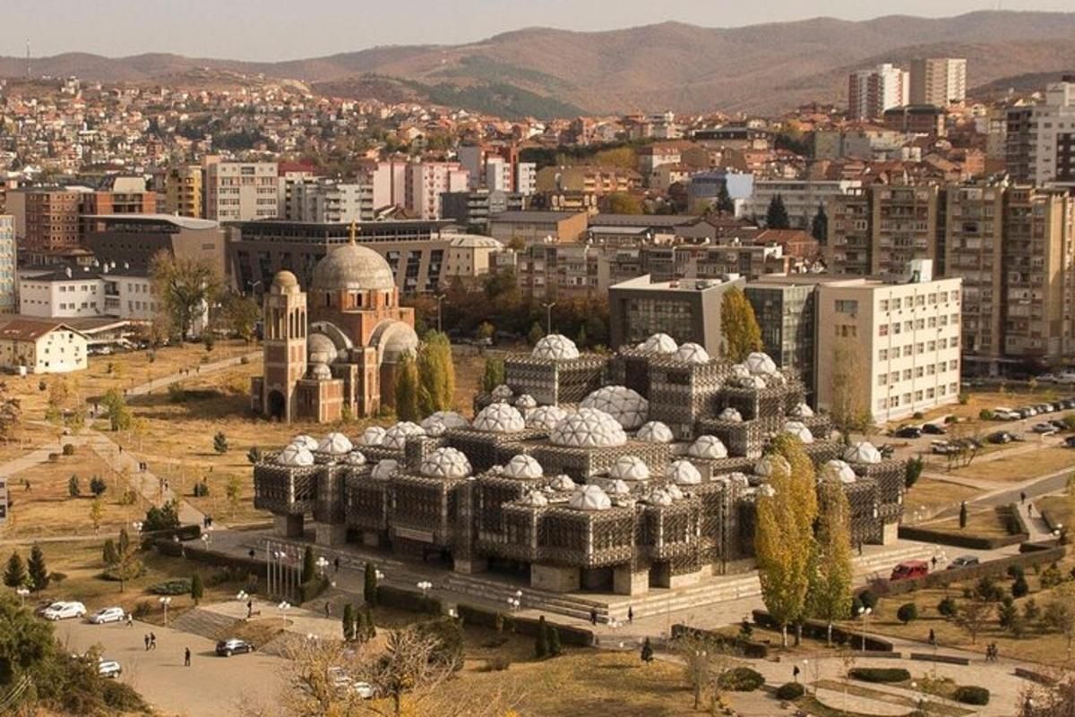 um grande edifício com cúpulas em uma cidade