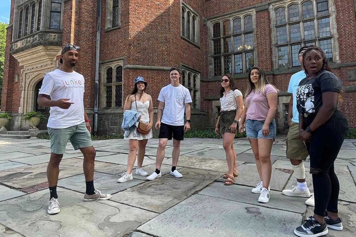 um grupo de pessoas em pé em frente a um prédio