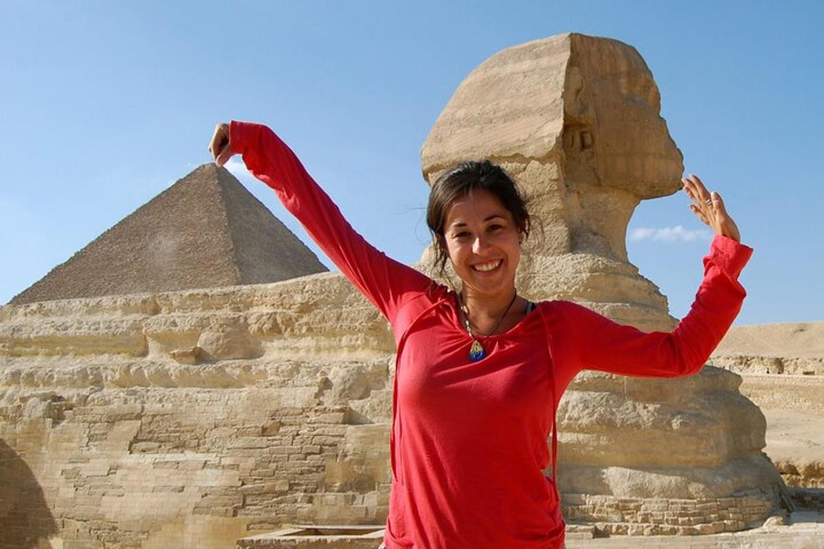 žena stojící před pyramidou