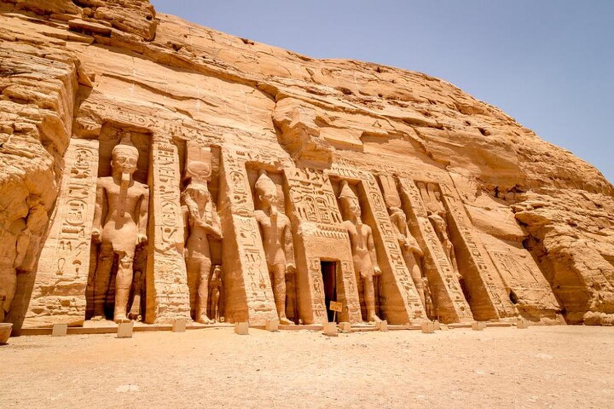 ein Gebäude mit Statuen an der Seite einer Klippe