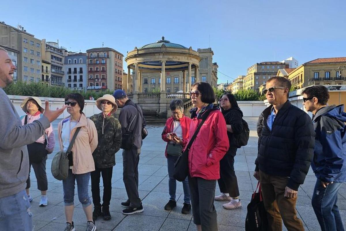 un gruppo di persone in piedi davanti a un edificio