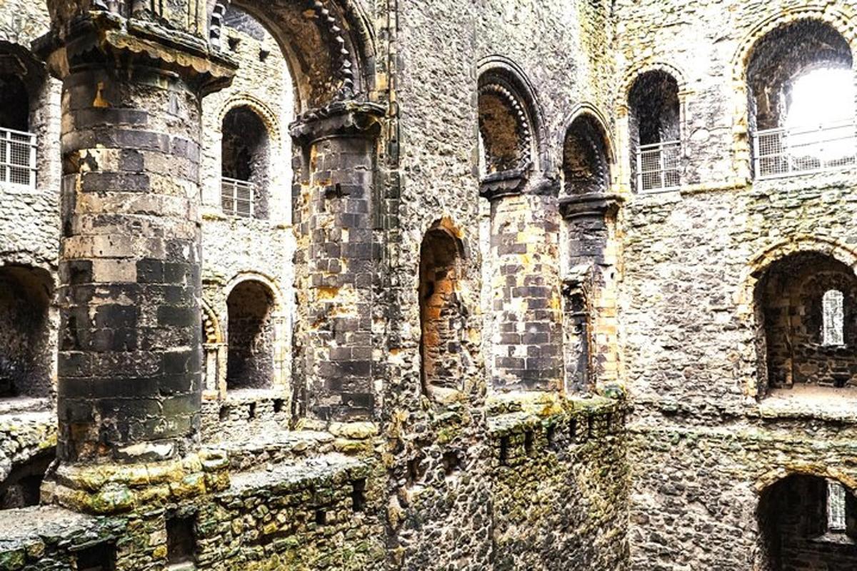 un vecchio edificio con un mucchio di finestre