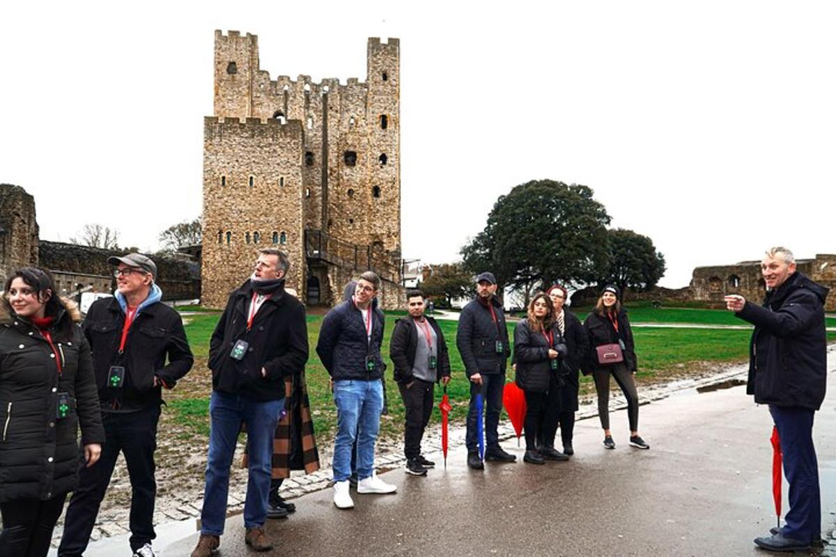 un gruppo di persone in piedi davanti a un castello