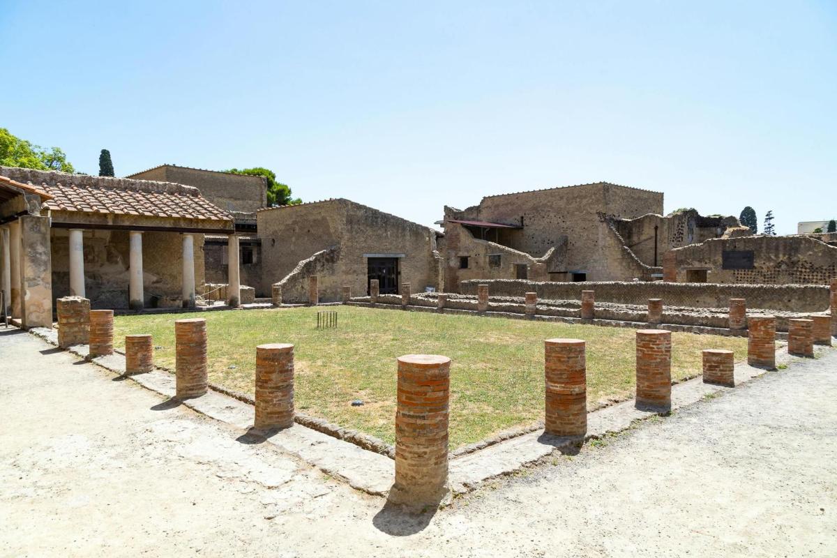 un vecchio edificio con colonne di fronte