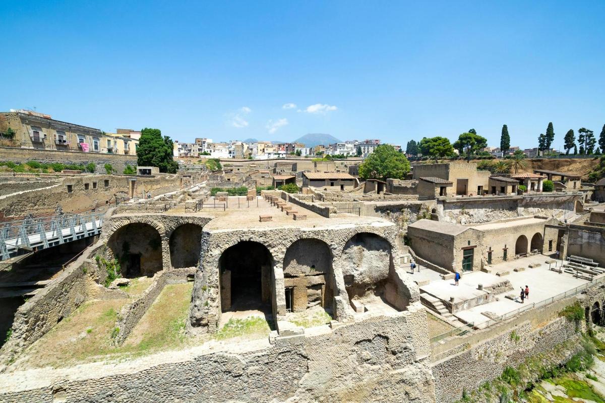 μια εναέρια άποψη των ερειπίων ενός αμφιθεάτρου