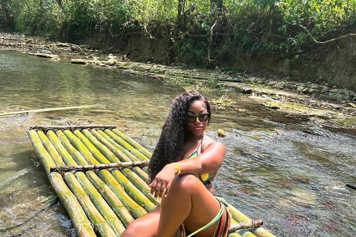 một người phụ nữ mặc bikini ngồi trên bè trên sông