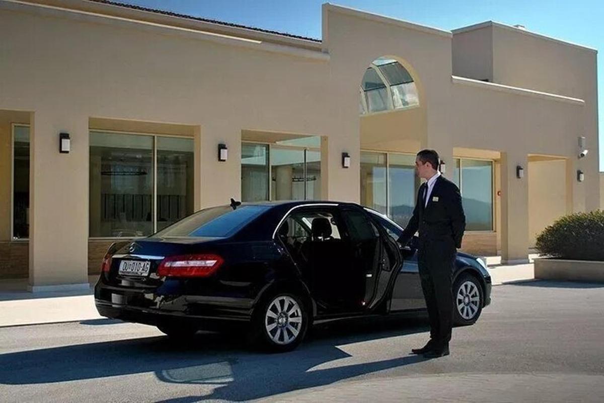 ένας άντρας με κοστούμι βγαίνει από ένα αυτοκίνητο