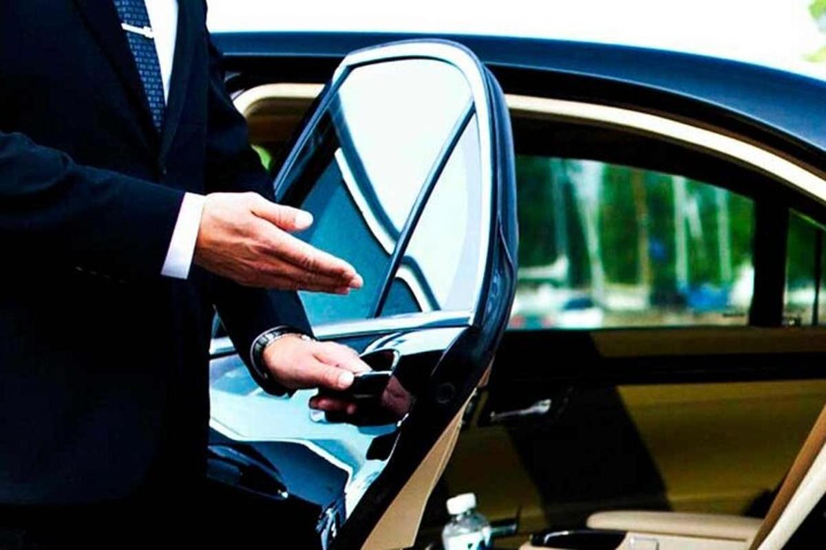 seorang lelaki berpakaian sut membuka pintu kereta